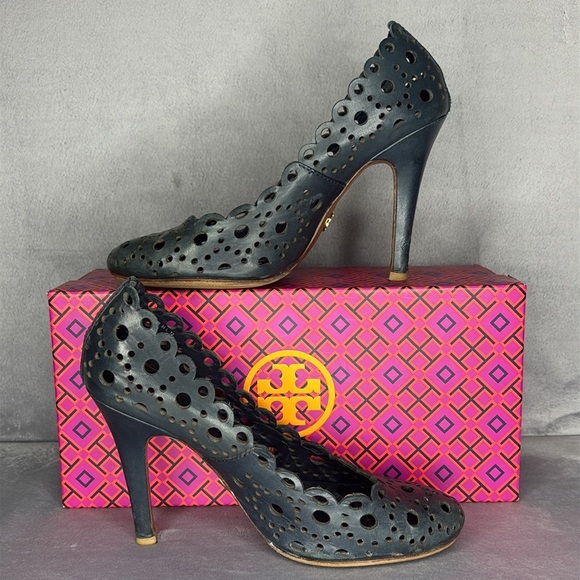 🔥🔥🔥Tory Burch Black Leather Heels with Perforated Design Size 8🔥🔥🔥 - Picture 2 of 10